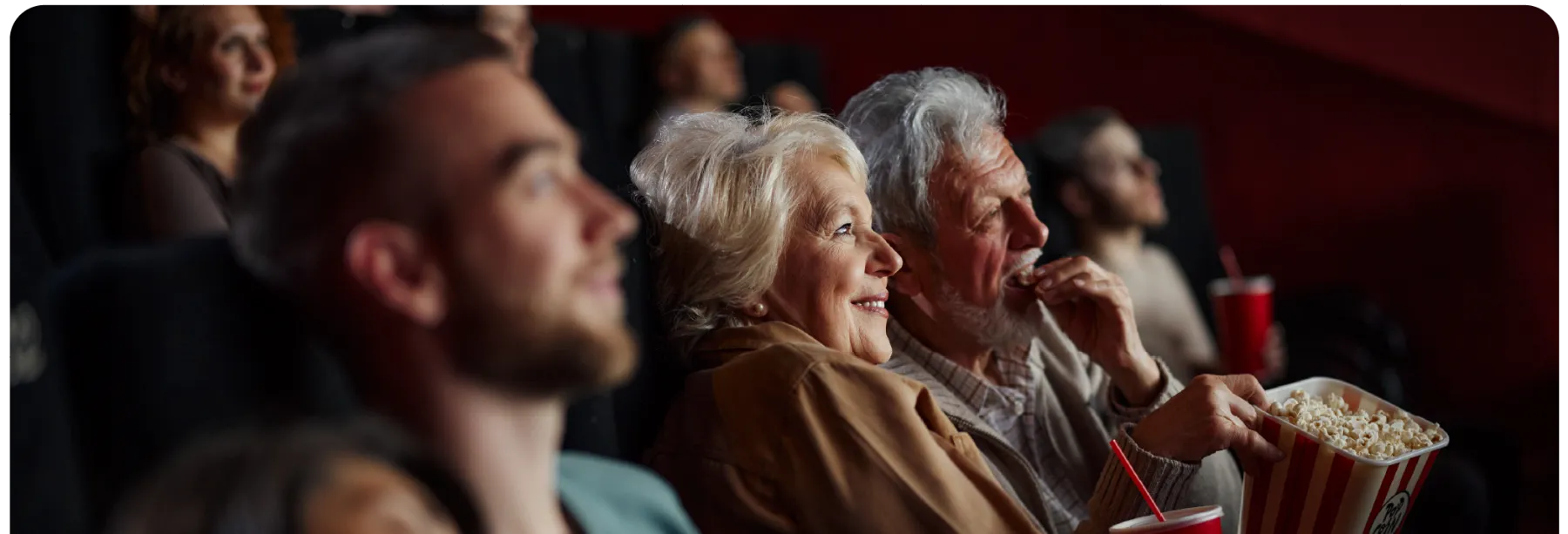 Pareja disfrutando de una sesión de cine
