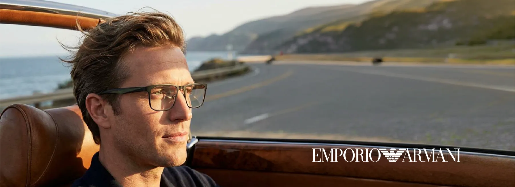 Campaña de Emporio Armani: hombre con gafas al volante de un descapotable