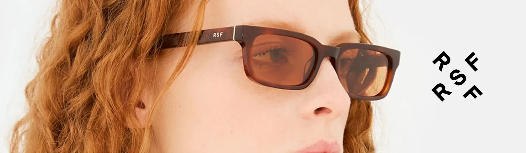 Campaña de RSF Retrosuperfuture: modelo pelirroja con gafas de sol de acetato marrón