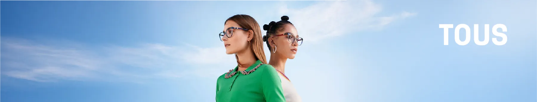Campaña de TOUS: dos modelos con gafas de vista sobre cielo azul