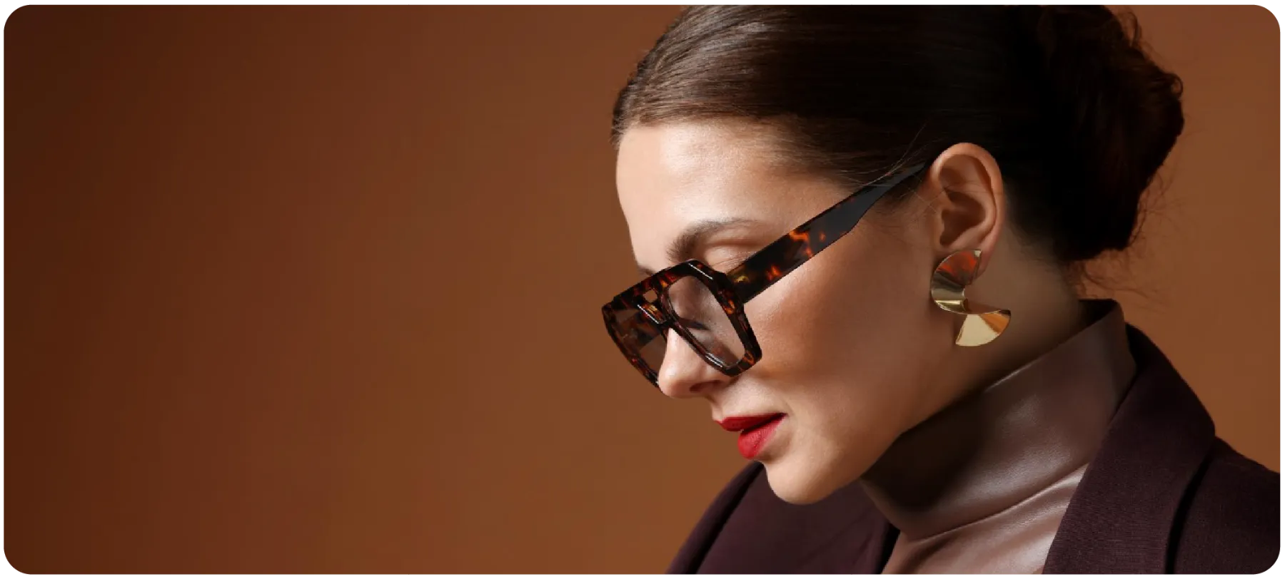 Mujer de perfil con gafas de pasta en carey ámbar