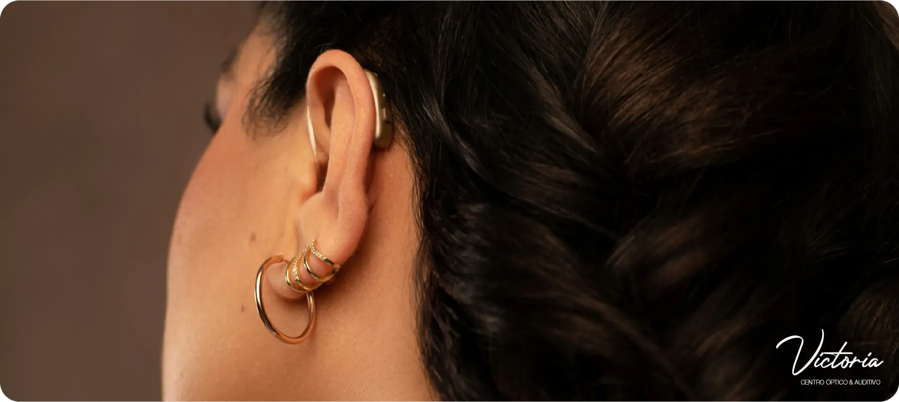 Detalle de un audífono discreto colocado tras la oreja