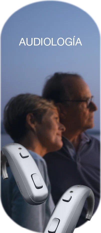 Audiología — pareja mayor y dos audífonos