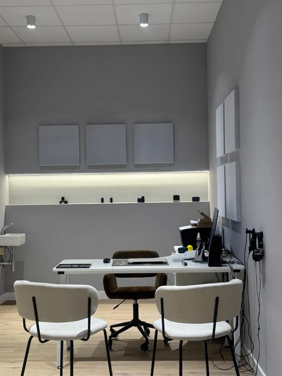 Interior de la sala de audiometría, con paneles acústicos en las paredes
