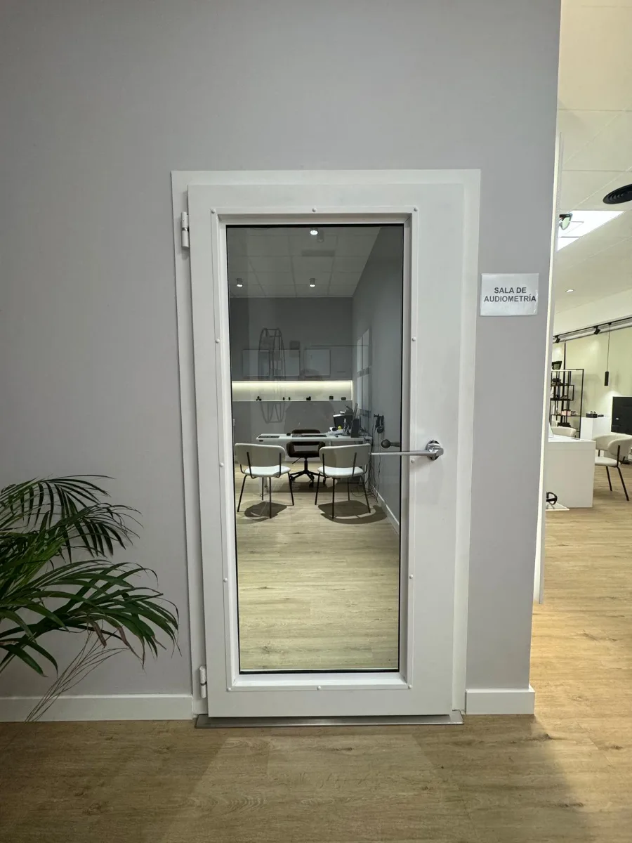 Puerta de la sala de audiometría insonorizada, con su rótulo